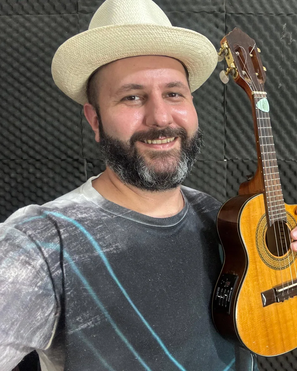Danilo Giroto com o cavaquinho no estúdio